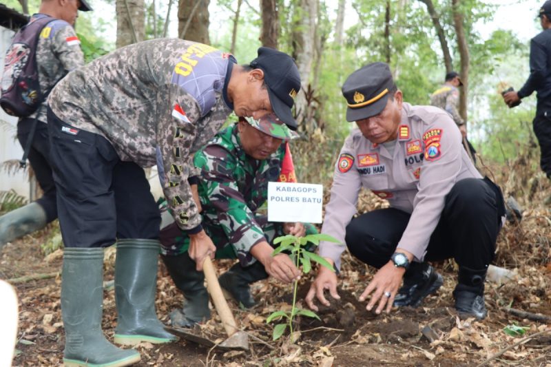 Mengabdi Untuk Negeri Kapolres Batu Baksos Dan Penanaman 200 Bibit Pohon