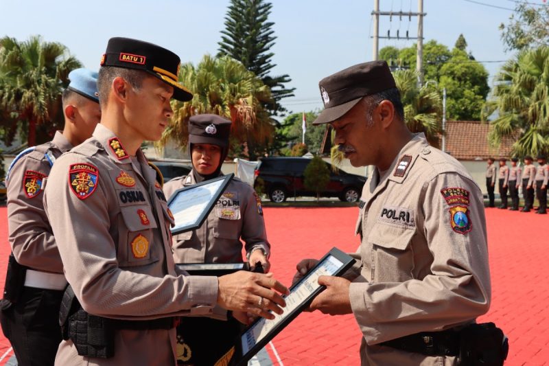 8 Anggota Berprestasi Mendapat Reward Dari Kapolres Batu