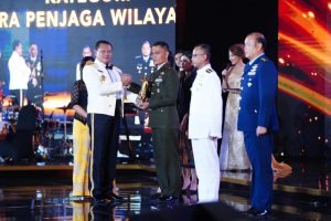 Prajurit Terbaik Kostrad, Mayor Inf Sabar Simanjuntak dan Sertu Fadli Canu Terima Penghargaan Soedirman Awards