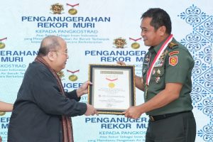 Rekor MURI Dianugerahkan Kepada Pangkostrad Sebagai ” insan Indonesia Yang Membantu Pengadaan Air Bersih Terbanyak Kepada Masyarakat Secara Berkelanjutan”