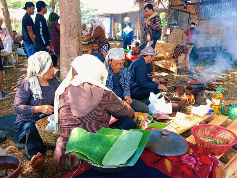 Festival Kampung Tani Adakan Lomba Liwet Anglo ( Memasak Nasi Ala Tempo Dulu )