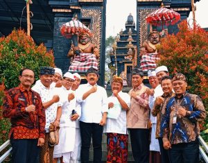 Menteri ATR-BPN, Hadi TjahJanto,S.I.P. serahkan Sertifikat Tempat Ibadah Pura Luhur Giri Arjuna Batu