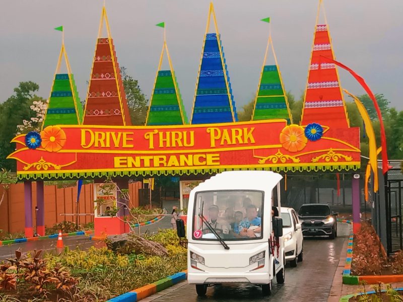 Wahana Drive Thru Park Pertama Di Dunia Ada Di Jatim Park 2