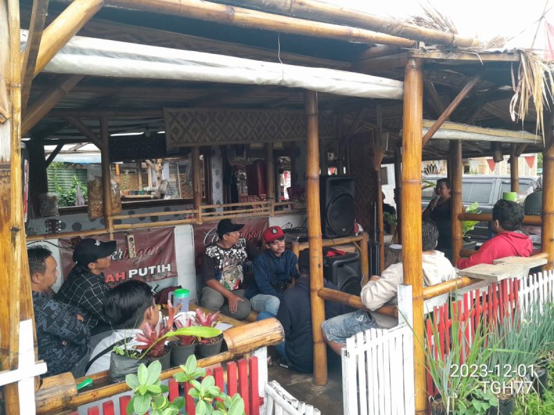 Hidupkan Kembali Kelompok Penyanyi Jalanan Di Angkringan Merah Putih Kota Batu