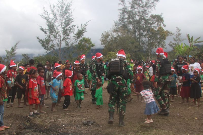 Satgas TNI 300 Siliwangi Merayakan Natal Bersama Masyarakat Sinak Papua
