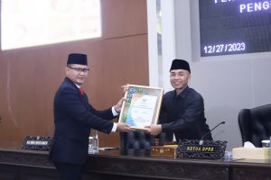 Pj Wali Kota Dalam Sidang Paripurna Penyampaian Raperda Pengelolaan Keuangan Daerah