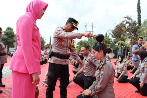 Kapolres Batu Pimpin Upacara Kenaikan Pangkat 42 Anggota Periode 1 Januari 2024