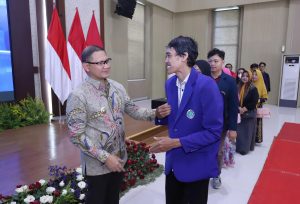 Pj Wali Kota Atas Nama Pemerintah Kota Batu Serahkan Beasiswa Kuliah untuk Anak-Anak Kota Batu