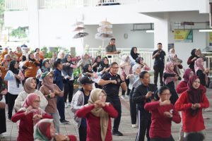 Pj. Wali Kota Batu Senam Bersama Ribuan Guru