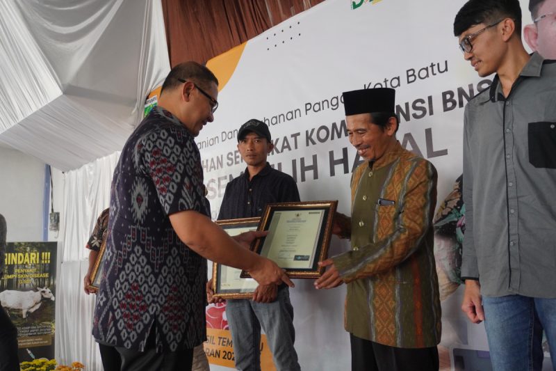 Pj. Wali Kota Batu Serahkan Sertifikat BNSP ke Juleha Kota Batu