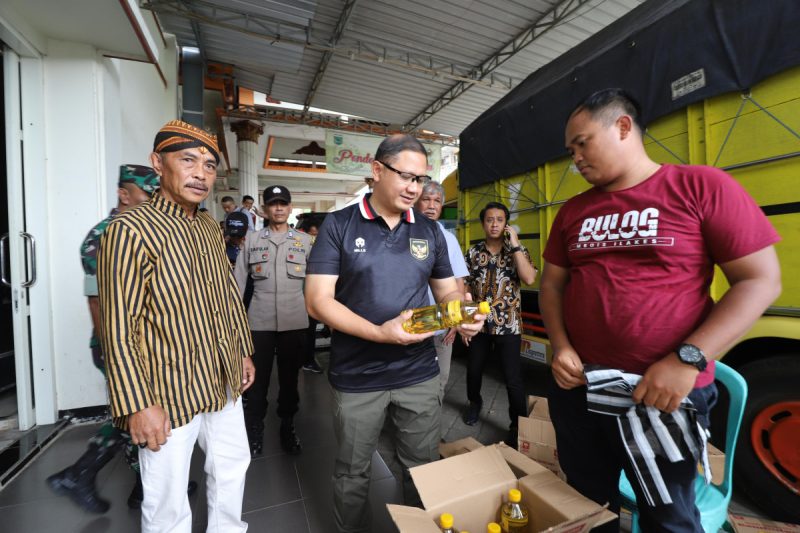 Pj. Wali Kota Batu Meninjau Langsung Operasi Pasar Desa Giripurno