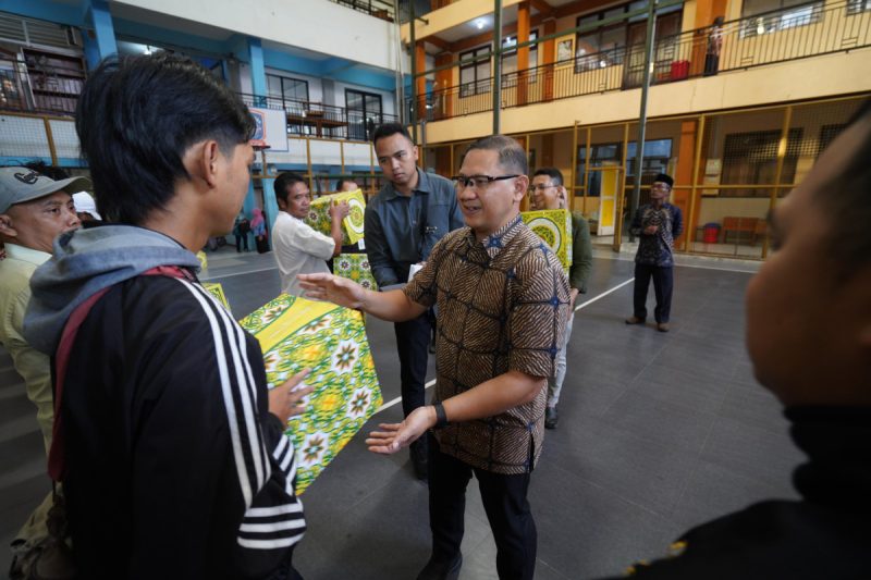 Pj. Wali Kota Batu Berbagi Keberkahan Kepada Penjaga Sekolah Se-Kota Batu