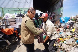 Pj. Wali Kota Batu Merberikan  Semangat Bagi Petugas yang Tetap Bekerja di Libur Lebaran