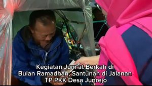 Bakti Ramadhan Tiem Penggerak PKK Desa Junrejo, 1000 Takjil dan Santunan