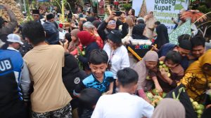 Warga dan Wisatawan Tumpah Ruah Dalam Grebeg Tumpeng Kupat