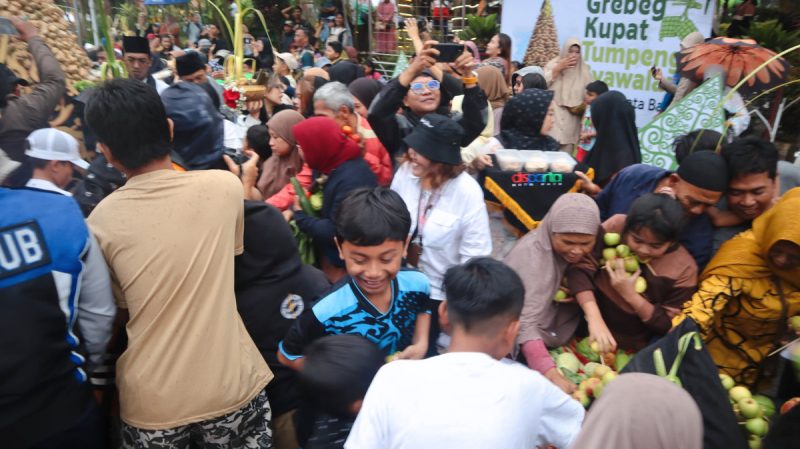 Warga dan Wisatawan Tumpah Ruah Dalam Grebeg Tumpeng Kupat