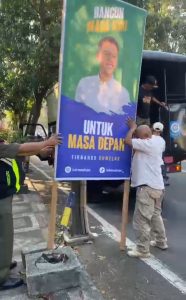Satpol PP Kota Batu menghapus iklan dan spanduk tak berizin