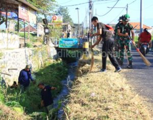 Dohar Alutsista Arhanud Karya Bakti Bersama Masyarakat