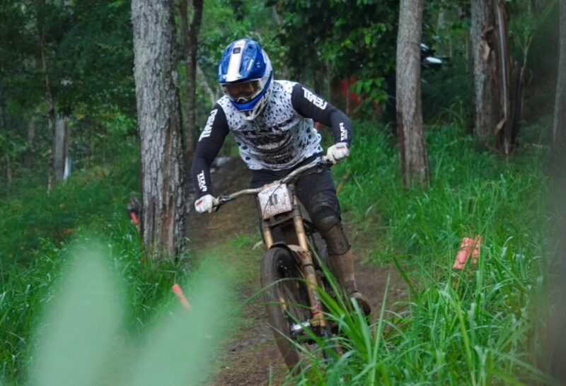 Ratusan Pembalap Sepeda Downhill Warnai Kota Batu