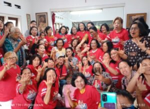 Antusias Kelompok Wanita Katolik Sambut Kedatangan Krisdayanti