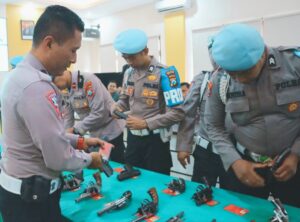 Tim Propam Polres Batu Pemeriksaan Senjata Api Secara Berkala