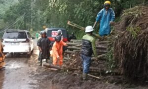 Polres Batu Reaksi Cepat Evakuasi Tanah Lonsor