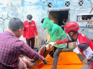 Tim Inafis Polres Batu Evakuasi Penemuan Jenazah di Kamar Kos