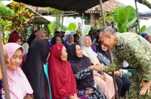 Peduli Rakyat Kostrad Gelar Baksos Dalam Merayakan HUT ke-64