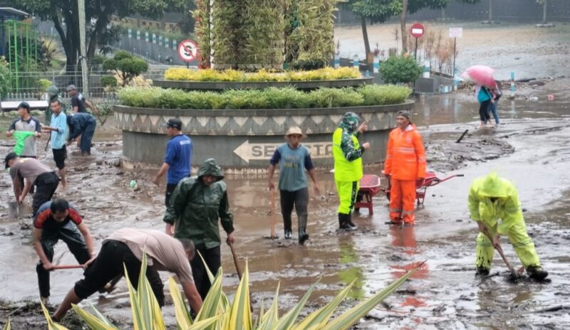 Reaksi Cepat Polres Batu Bersama Masyarakat Tangani Luapan Air  di Selecta