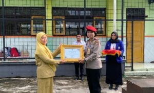 BNN Kota Batu Berikan Penghargaan Konsisten Deteksi Dini SMAN 2