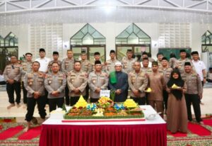 IRJEN POL. ASEP SAFRUDIN KAPOLDA KEPRI BAGIKAN BAKSOS KEPADA PORTER PELABUHAN