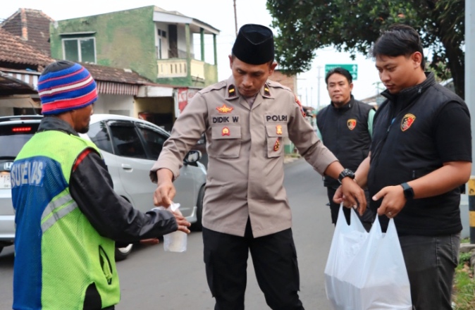Satreskrim Polres Batu Berbagi Takjil Kepada Para Supeltas