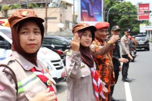 Anggota Pos Terpadu Polres Batu Pengaturan Lalin Arus Wisata
