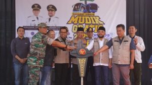 Wali Kota dan Wakil Wali Kota Batu Pelepasan Kendaraan Mudik Gratis