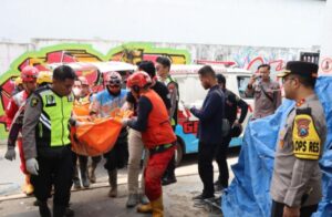 Kapolres Batu Pimpin Evakuasi Perbatasan Mojokerto- Batu