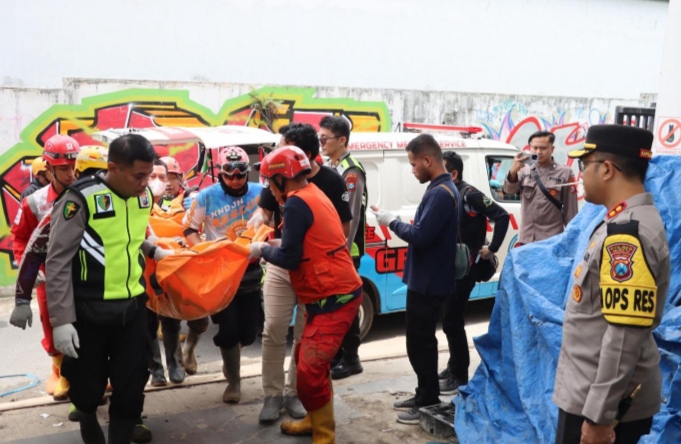 Kapolres Batu Pimpin Evakuasi Perbatasan Mojokerto- Batu