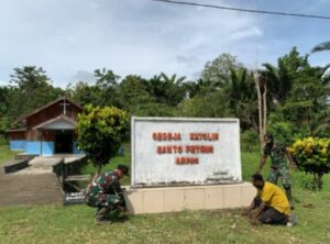 Yonif 131/BRS Bersama Masyarakat Bersihkan Tempat Ibadah