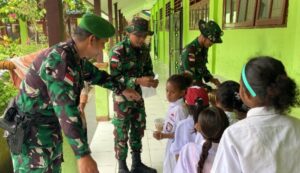 Tanam Jiwa Nasionalisme,Yonif 131/BRS Latih Murid SD Inpres Skow Sae