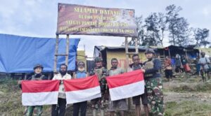 Saat Merah Putih Serta Alkitab Bersatu Untuk TNI dan Gereja di Papua