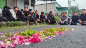 Tuntut Keadilan, Ratusan Anggota PSHT Gelar Tabur Bunga dan Doa Bersama