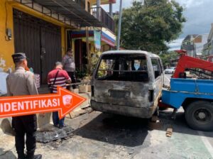 Ungkapan Kapolsek Batu Perihal Kebakaran Sebuah Mobil Minibus