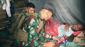TNI Bantu Warga Yang Sakit di Kampung Uskwar Perbatasan Papua