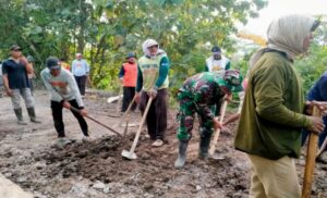 Babinsa dan Warga Bumiayu Gotong Royong Bersihkan Jalan