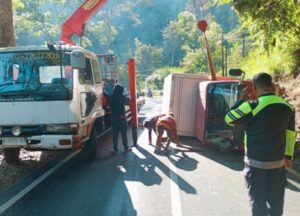 Truk Terguling Sopir Selamat