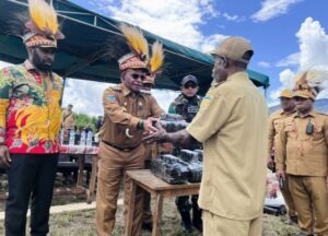 Bupati Puncak Serahkan Dana Kampung dan Bantuan Sembako