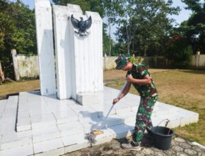 TNI AU Natuna Peringati Hari Bakti Bersihkan TMP Ranai