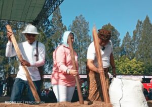 Lesung Dipukul Menandai Pembukaan Acara Puncak Desa Tulungrejo