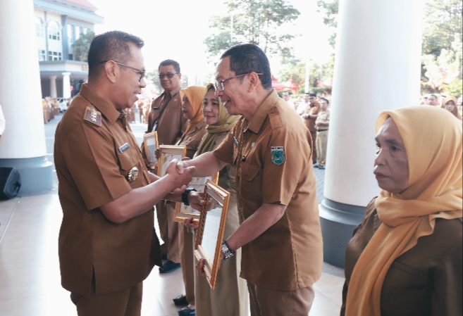 10 ASN Kota Batu Terima Penghargaan Saat Purna Tugas