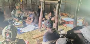 TNI di Gigobak Layanan Kesehatan Warga Pedalaman Papua