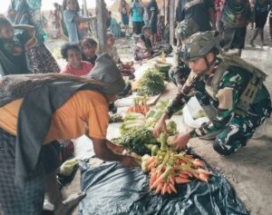 Satgas Yonif 700/WYC Borong Hasil Tani Warga Gigobak